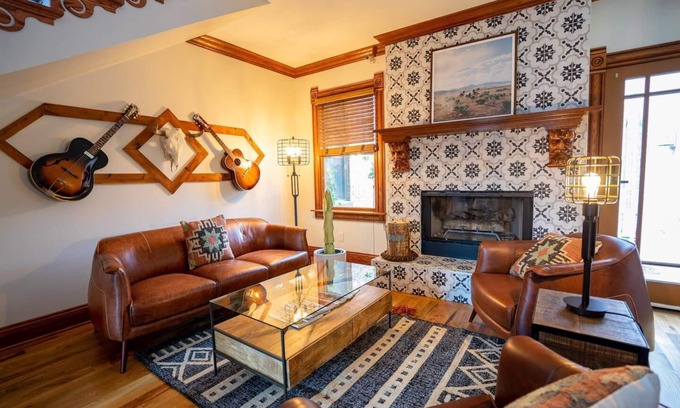 Five Points Cama Y Desayuno | The Curtis Park Club | Beer + Wine| Sleeps 22