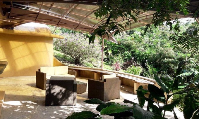 Tierras Morenas Casa | La Cusuca (Hobbit House)-casa subterranea cerca del Lago Arenal