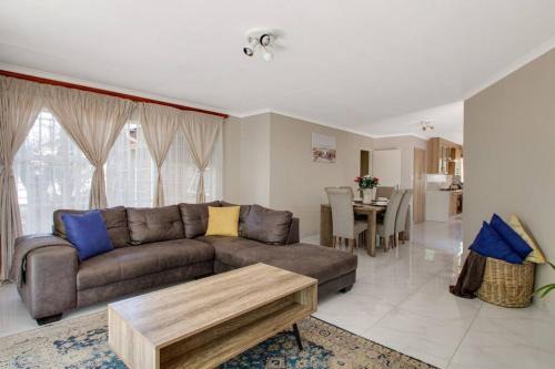 Greater Johannesburg Metropolitan Area Casa | The Cycad. 4-Bed Home next to Clearwater Mall