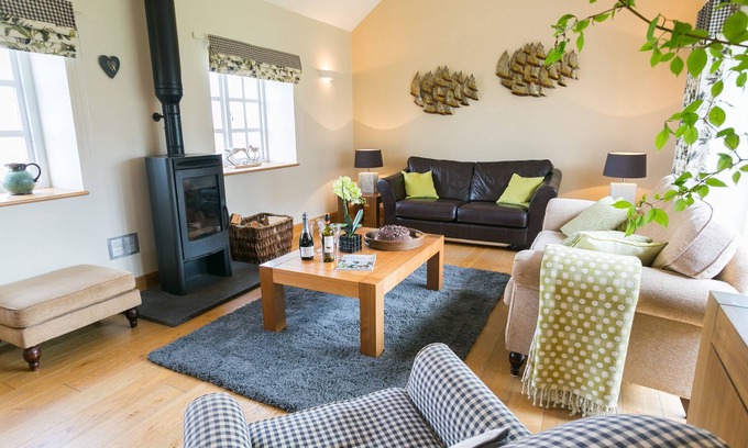 Llanfaethlu Apartamento | The Dairy - an on the beach that sleeps 4 guests in 2 bedrooms