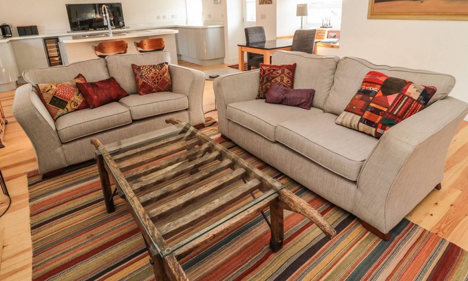Berwick-upon-Tweed Casa | THE DAIRY, romantic, character holiday cottage in Berwick-Upon-Tweed