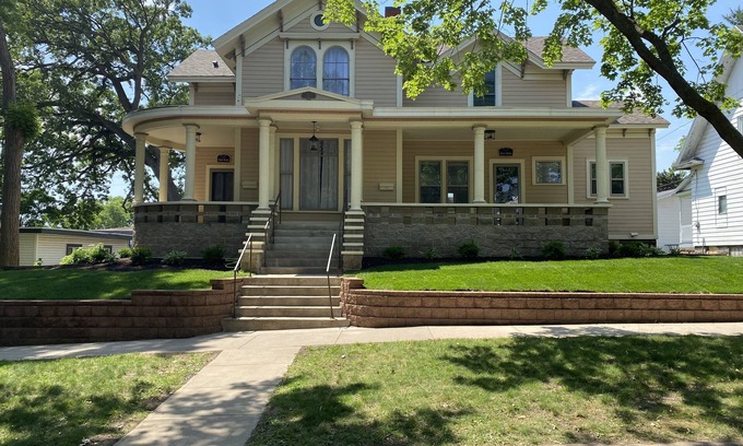 Eau Claire Apartamento | The Davis Historic Home