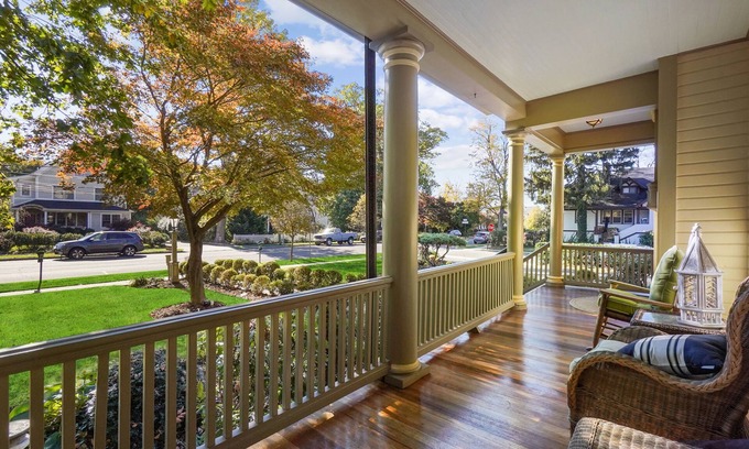 Summit Casa | The DeBary Inn