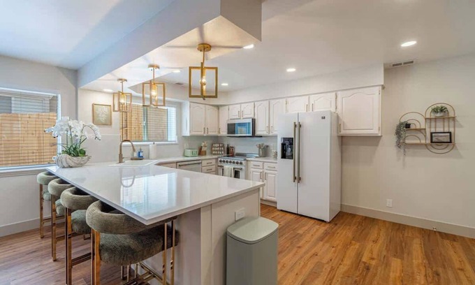 Northeast Reno Casa | The Deco Retreat - UNR - Pet Friendly