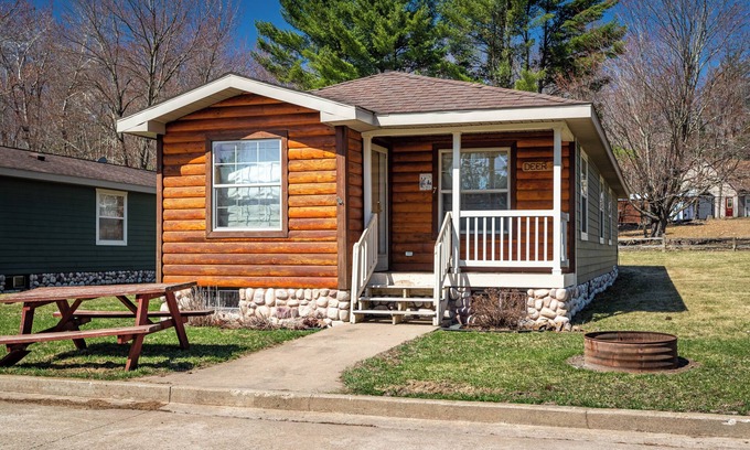 Neillsville Cabina | The Deer Cabin at the Riviera Resort in Neillsville, Wisconsin!