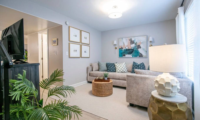 Oxford Casa | The Delta, 2BR Townhome Stay by Velvet Ditch Villas