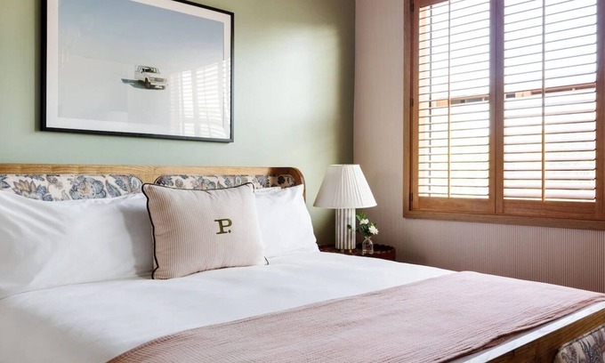 Hyde Park Hotel | The Deluxe King at Palihouse Hyde Park Village, Pets Allowed