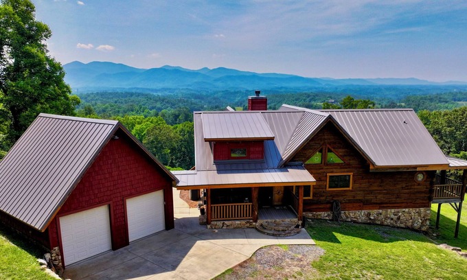 Mars Hill Otro | The Den at Bear Roots Tree Farm - 4-bedroom cabin with AC, WiFi in Mars Hill