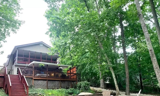 Clarkson Casa | The Den at Nolin-Lakefront Home in Linwood Estates