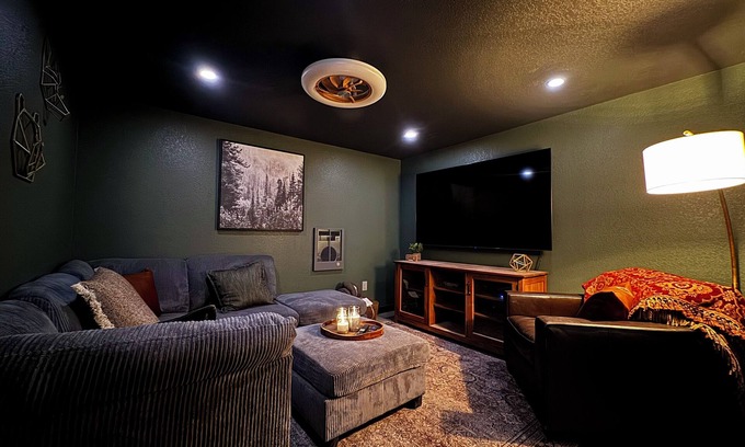Berkley Casa | The Den — Cozy 2-bedroom unit in Denver with high speed WiFi, AC & Laundry 🏡