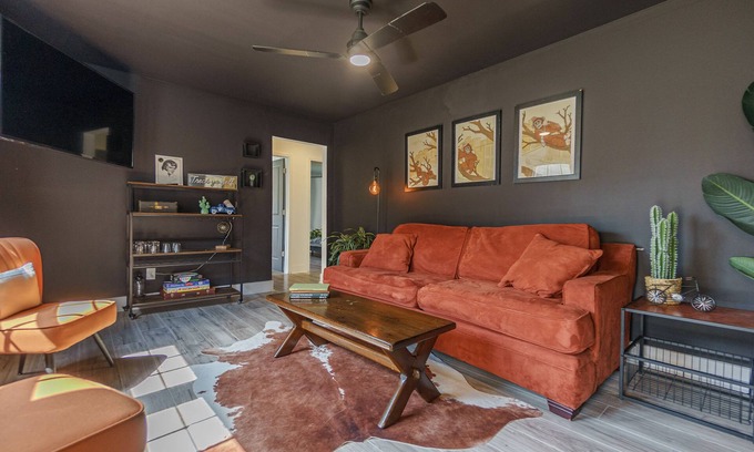 University District Casa | - The Den -Luxe + Spacious 2 BR FENCED YARD