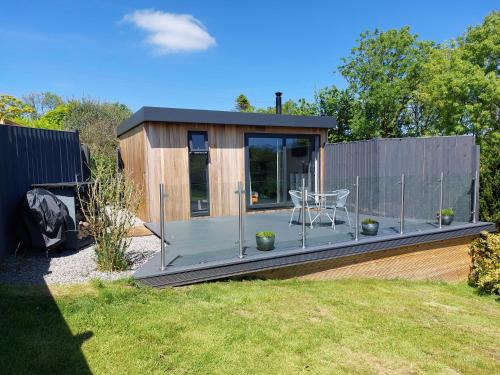 Amroth Apartamento | The Den - Modern cabin with wood burning stove