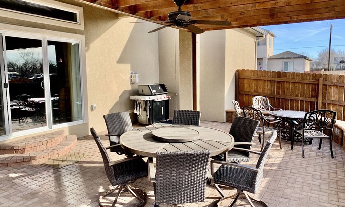 Fruita Casa | The Desert Moon- A luxurious retreat w/ amazing patio, shuffleboard, EV charger
