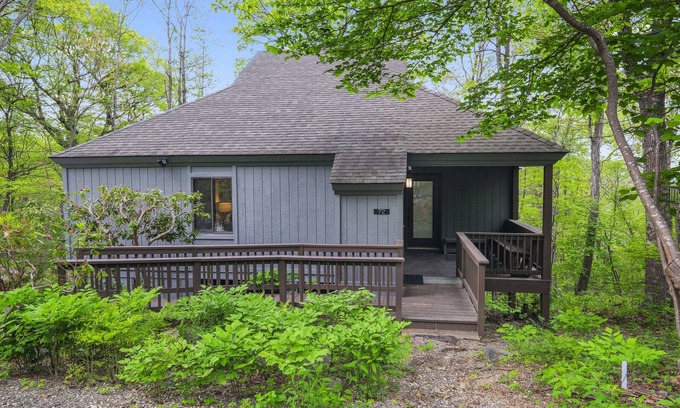 Pedlars Edge Casa | The Distinguished Squirrel Chalet walking distance
