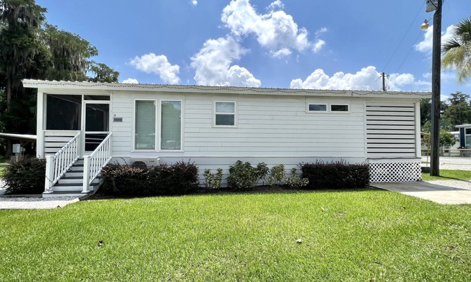Clermont Casa | The Dockside House - Lakeside Tiny Home Near Orlando