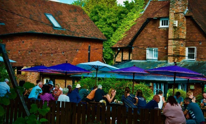 Hursley Casa | The Dolphin Inn