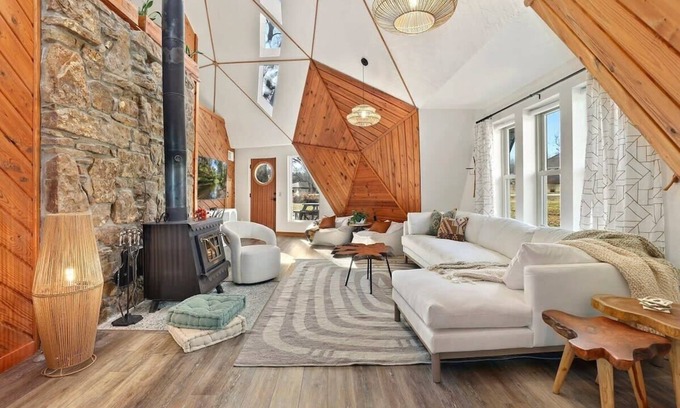 Lowell Casa | The Dome Home - 1/2 mi to Beaver Lake - Geodesic