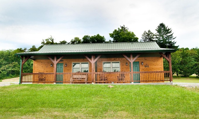 Flintstone Chalet De Esquí | The double cabin has 2 queen beds, 1 king bed, 1 sleep sofa for 1 child. Cabin has common porch and each unit has a private entrance.