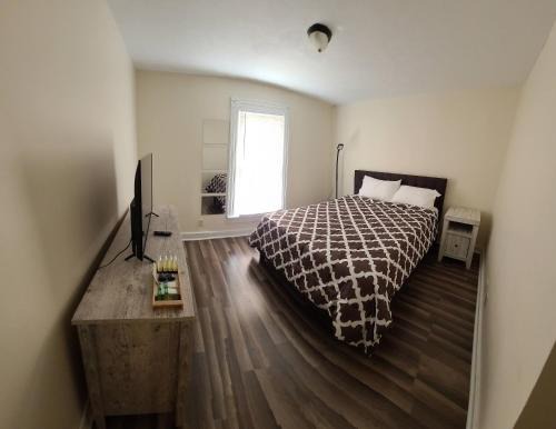 Tazewell Casa | The Dragon's Den Upstairs Room 3