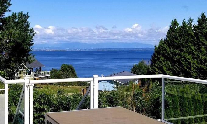 Point Roberts Casa | The Dragonfly House — Expansive Dual-Kitchen Retreat
