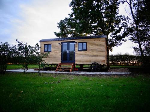 Newark Casa | The Dragonfly - Luxury Lakeside Shepherds Hut