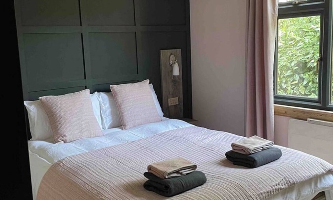 Temple Cabina | "The Drum" Romantic cosy cabin. Spacious with views.