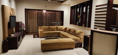 Adyar Apartamento | The Dsilva's