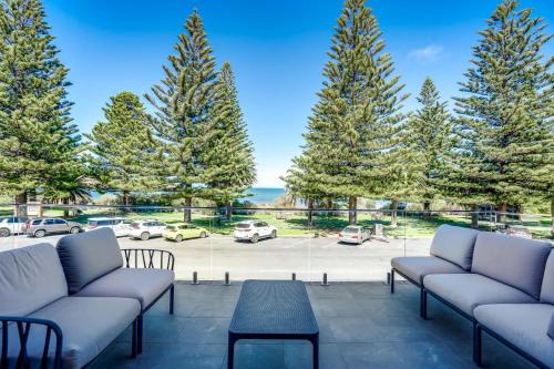 Victor Harbor Casa | The Dual Family Entertainer 9 Esplanade Victor Harbor - Linen Included - Luxury - Seafront