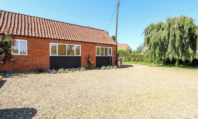 Stow Bedon Cabaña | THE DUCK HOUSE, romantic, with hot tub in Watton