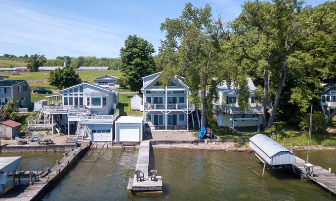 Romulus Cabaña | Vacaciones en esta casa contemporánea junto al lago en el lado oeste del hermoso lago Cayuga.