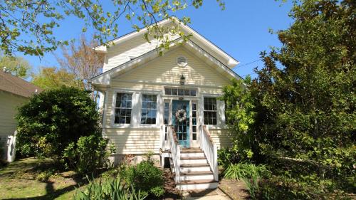 Village Green Casa | The Duck Pond Cottage