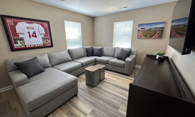 Amelia Casa | The Dugout Family-friendly baseball themed house, 20 miles from Downtown Cincy