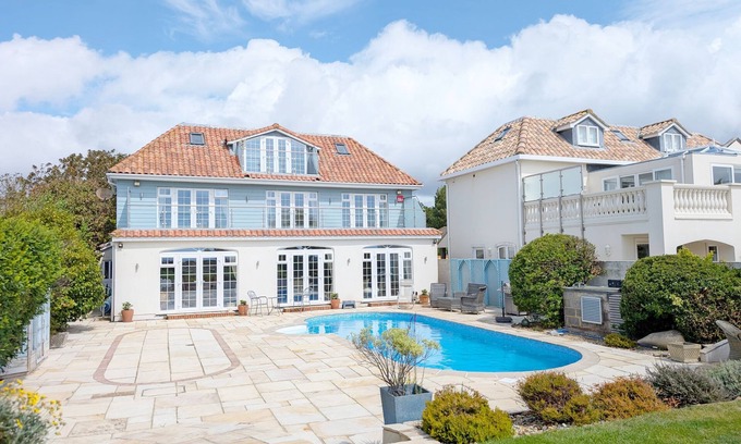 Bognor Regis Cabaña | The Dunes - Swimming Pool - a town house that sleeps 12 guests in 6 bedrooms