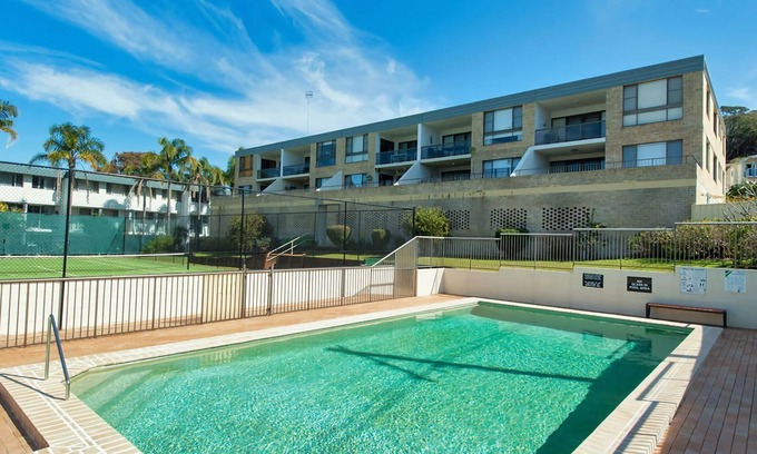 Fingal Bay Apartamento | The Dunes Two bedroom apartment overlooking pool