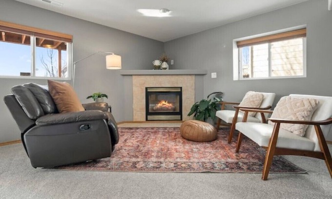 Briargate Apartamento | The Dwelling Place- Spacious 2BR Fireplace Big TV Private Lower Level Two Parks