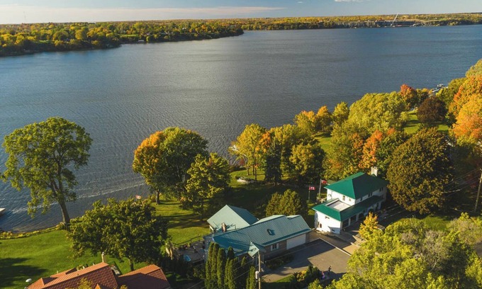 Prince Edward Casa | The Dylan | 4 Bedrooms | 8 Guests | Hot Tub | Waterfront