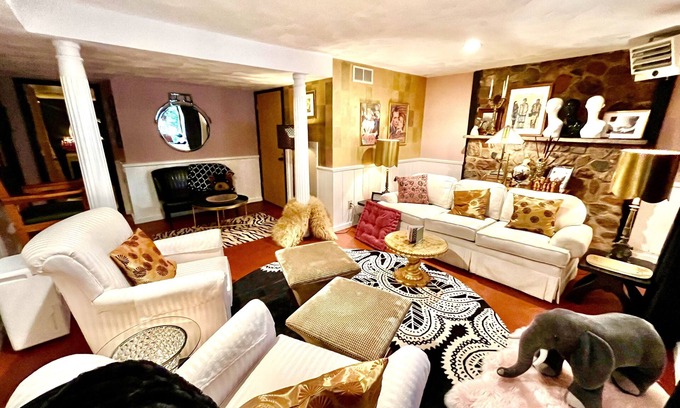 Mount Horeb Casa | The EarthHouse ~ Wall-to-wall unique style, Luxury Linens and Amazing Comfort