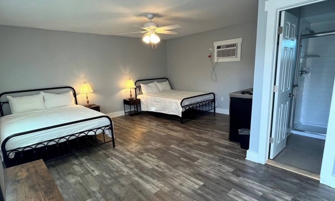 Parker Casa | The East Bay Inn Room 5 - Cozy hotel in brilliant Panama City with AC, WiFi