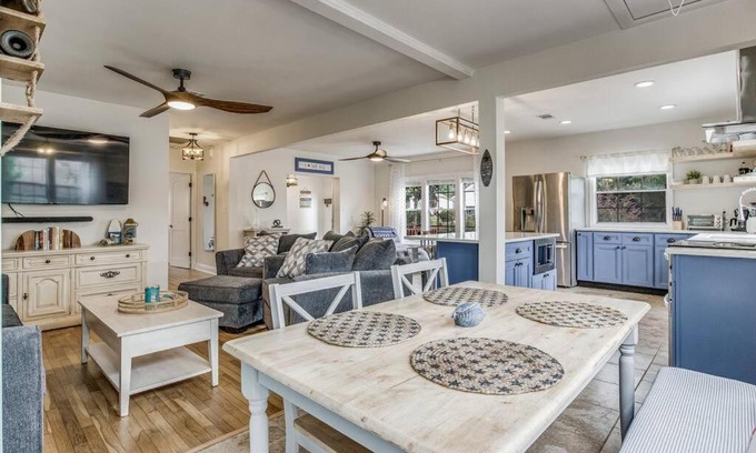 East Hill Casa | The East Hill Escape, A Bay View Beachy Cottage