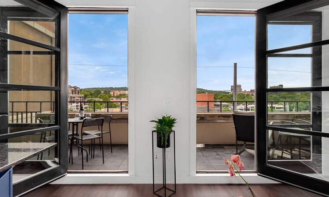 Fayetteville Apartamento | The East View - Overlooks Downtown - Steps to Dickson