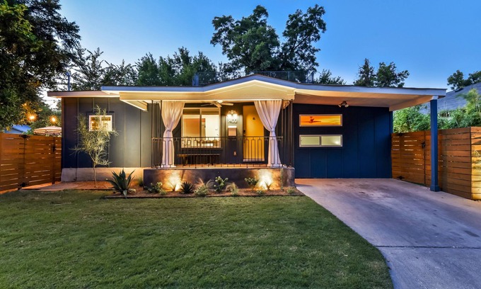 East Cesar Chavez Casa | The Eastside Lodge Austin