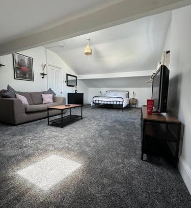 Southport Apartamento | The Eaves - Victorian second floor, open plan apartment