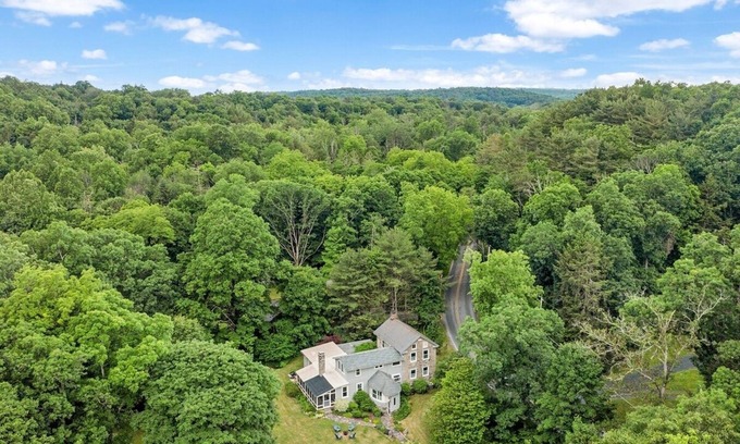 Stroudsburg Casa | The Eclectic Shamba Inn with Private Creek Access/Sunroom/Firepit/Dog Friendly