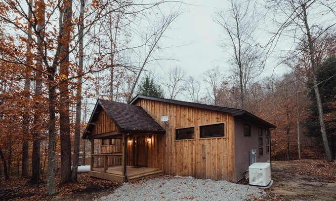 South Bloomingville Cabina | The Edge - Escape to The Edge Cabin in Hocking Hills, OH! This cozy retreat features a private hot tub, fire pit, gas grill, and more. Perfect for up to 6 guests, it’s minutes from hiking, waterfalls, and caves. Book your stay today!