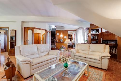 Capannelle Apartamento | The Elegant Penthouse - Ampio Attico con Posto Auto