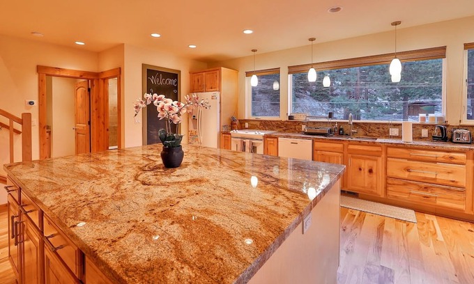 Stateline Casa | The Elevator House – Sleeps 10!