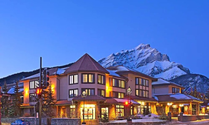 Banff Hotel | The Elk & Avenue Hotel