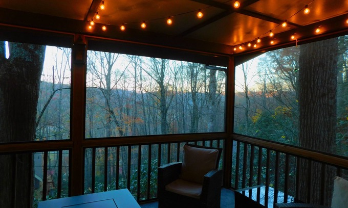 Mill Ridge Chalet De Esquí | The Elk Chalet: King Bed Suite, Hot Tub w/ S'mores Bar & Putt-Putt!⛳️
