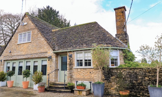 Chipping Norton Cabaña | THE ELM COACH HOUSE, pet friendly, with a garden in Chipping Norton