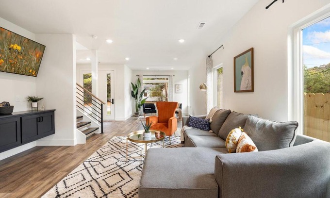 Fayetteville Casa | The Elm - Urban Downtown Home - South Fayetteville